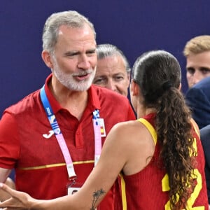 Le roi Felipe VI d'Espagne et Juana Camilion d'Espagne font un geste pendant le match de la médaille d'or féminine de basket-ball 3x3 entre la France et les Pays-Bas pendant les Jeux olympiques de Paris 2024, le 5 août 2024 à Paris, en France. Photo par Laurent Zabulon/ABACAPRESS.COM