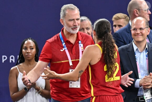 Le roi Felipe VI d'Espagne et Juana Camilion d'Espagne font un geste pendant le match de la médaille d'or féminine de basket-ball 3x3 entre la France et les Pays-Bas pendant les Jeux olympiques de Paris 2024, le 5 août 2024 à Paris, en France. Photo par Laurent Zabulon/ABACAPRESS.COM