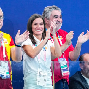 La reine Letizia Ortiz d'Espagne fait un geste pendant le tour préliminaire féminin du match de water-polo entre l'Espagne et la Grèce au Centre aquatique des Jeux olympiques de Paris 2024, le 31 juillet 2024 à Saint-Denis, en France. Photo par Oscar J Barroso/AFP7 via Zuma Press Wire/ABACAPRESS.COM