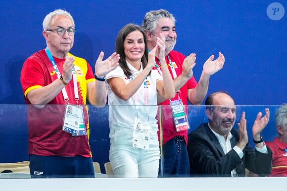 La reine Letizia Ortiz d'Espagne fait un geste pendant le tour préliminaire féminin du match de water-polo entre l'Espagne et la Grèce au Centre aquatique des Jeux olympiques de Paris 2024, le 31 juillet 2024 à Saint-Denis, en France. Photo par Oscar J Barroso/AFP7 via Zuma Press Wire/ABACAPRESS.COM