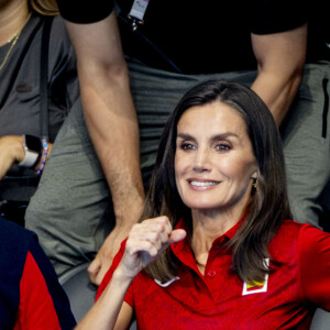 La reine Letizia d'Espagne dans les tribunes de l'arène de Paris Bercy pour assister aux épreuves de natation lors des Jeux olympiques d'été de Paris 2024, le 1er août 2024 à Paris, France. Photo par Robin Utrecht/ABACAPRESS.COM