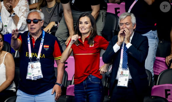 La reine Letizia d'Espagne dans les tribunes de l'arène de Paris Bercy pour assister aux épreuves de natation lors des Jeux olympiques d'été de Paris 2024, le 1er août 2024 à Paris, France. Photo par Robin Utrecht/ABACAPRESS.COM