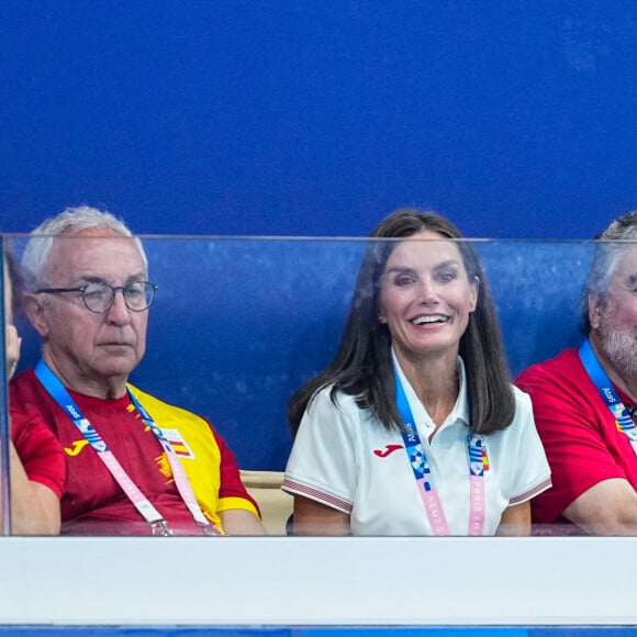 31 juillet 2024, Paris, Paris, FRANCE : La reine Letizia Ortiz d'Espagne, Victoria Cabezas, secrétaire générale du COE, Alejandro Blanco, président du COE, Jose Manuel Rodriguez Uribes, président du Conseil supérieur des sports CSD et Victorio Redondo, ambassadeur d'Espagne en France, sont vus pendant le tour préliminaire féminin du match de water-polo entre l'Espagne et la Grèce au Centre aquatique pendant les Jeux olympiques de Paris 2024, le 31 juillet 2024 à Paris, France. (Image de crédit : © Oscar J Barroso/AFP7 via ZUMA Press Wire)