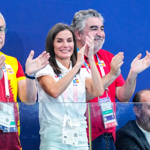 31 juillet 2024, Paris, Paris, FRANCE : La reine Letizia Ortiz d'Espagne, fait un geste pendant le tour préliminaire féminin du match de water-polo entre l'Espagne et la Grèce au Centre aquatique pendant les Jeux olympiques de Paris 2024, le 31 juillet 2024 à Paris, en France. (Image de crédit : © Oscar J Barroso/AFP7 via ZUMA Press Wire)