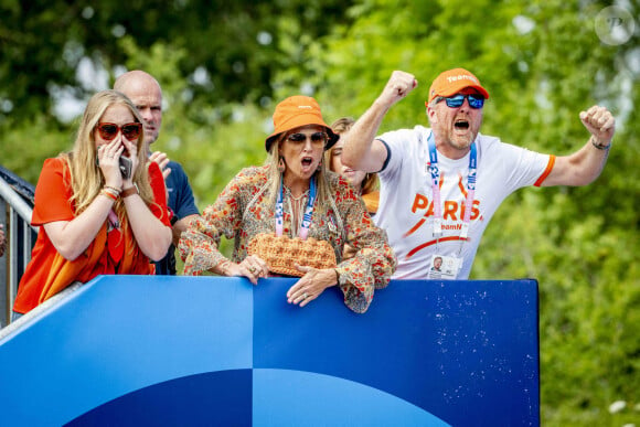 La princesse Amalia, la reine Maxima, la princesse Alexia et le roi Willem-Alexander encouragent la star du VTT Puck Pieterse lors de la finale du cross-country en VTT à Elancourt, France, le 28 juillet 2024. Photo par Robin Utrecht/ABACAPRESS.COM