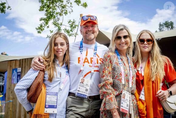 La princesse Amalia, la reine Maxima, la princesse Alexia et le roi Willem-Alexander encouragent la star du VTT Puck Pieterse lors de la finale du cross-country en VTT à Elancourt, France, le 28 juillet 2024. Photo par Robin Utrecht/ABACAPRESS.COM