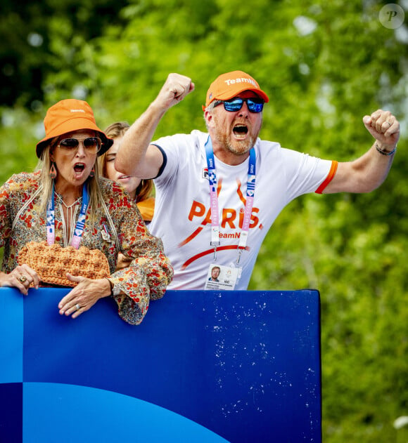 Paris a vu affluer pour les JO les rois et les reines de nombreux pays, comme Willem-Alexander des Pays-Bas et sa femme Maxima, supporters déchaînés...
La princesse Amalia, la reine Maxima, la princesse Alexia et le roi Willem-Alexander des Pays-Bas assistent à la finale du mountain bike cross féminin, lors des Jeux olympiques de Paris, à Elancourt, près de Paris, en France. Photo par Robin Utrecht/ABACAPRESS.COM