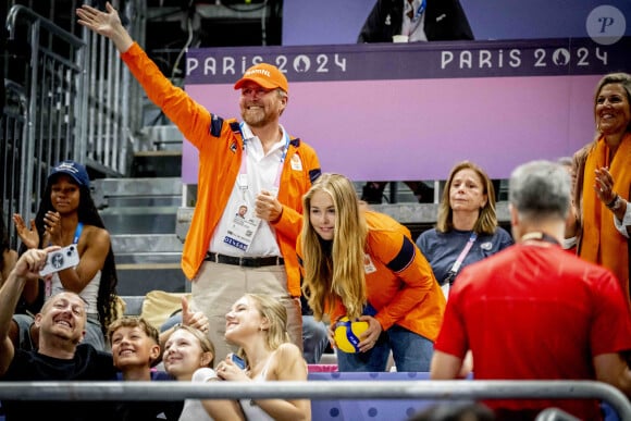 Le roi Willem-Alexander, la princesse Amalia et la reine Maxima des Pays-Bas regardent le match de volley-ball féminin du tour préliminaire entre la Turquie et les Pays-Bas pendant les Jeux Olympiques de Paris 2024 à la South Paris Arena 1 à Paris, France, le 29 juillet 2024. Photo par Robin Utrecht/ABACAPRESS.COM