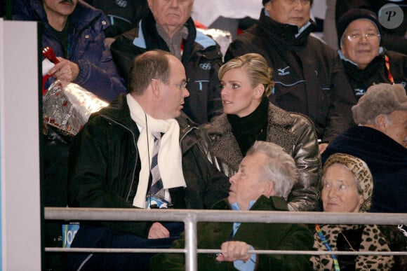 Le Prince Albert II de Monaco avec une amie sud-africaine, Charlene Wittstock, lors de la cérémonie d'ouverture des XXème Jeux Olympiques d'hiver à Turin, Italie, le 10 février 2006. Les Jeux se déroulent du vendredi 10 février au 26 février 2006. Photo Gouhier-Nebinger-Orban/ABACAPRESS.COM