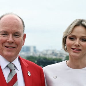 Comme Albert II et son épouse Charlène, grands habitués des Jeux olympiques...
Albert II, Prince de Monaco et son épouse Charlène, Princesse de Monaco, arrivant au Trocadéro avant la cérémonie d'ouverture des Jeux Olympiques d'été de Paris 2024, le 26 juillet 2024. Photo par Christophe Petit Tesson/PA/ABACAPRESS.COM