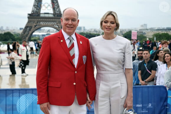 Comme Albert II et son épouse Charlène, grands habitués des Jeux olympiques...
Albert II, Prince de Monaco et son épouse Charlène, Princesse de Monaco, arrivant au Trocadéro avant la cérémonie d'ouverture des Jeux Olympiques d'été de Paris 2024, le 26 juillet 2024. Photo par Christophe Petit Tesson/PA/ABACAPRESS.COM