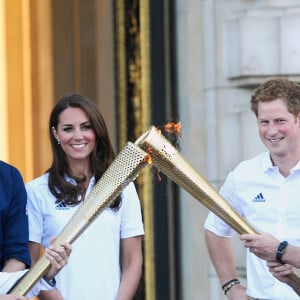 Le duc et la duchesse de Cambridge et le prince Harry regardent Wai-Ming remettre le flambeau olympique de Londres 2012 à John Hulse lors d'une visite à Buckingham Palace, Londres, Royaume-Uni, le 26 juillet 2012, lors de la 69e journée du relais de la flamme olympique de Londres 2012. Photo par Ian West/PA Photos/ABACAPRESS.COM