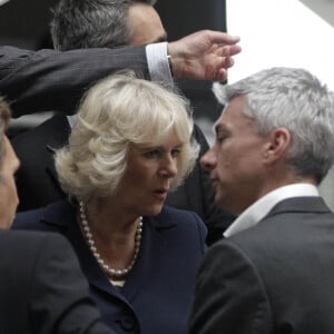 Le prince de Galles Charles (deuxième à gauche), accompagné de son épouse la duchesse de Cornouailles (deuxième à droite), écoute Barney Storey (à gauche), médaillé d'or paralympique aux Jeux de Pékin 2008, lors d'une visite au Vélodrome du Parc olympique, dans l'est de Londres, au Royaume-Uni, le 13 juin 2012. Photo par Lefteris Pitarakis/PA Photos/ABACAPRESS.COM