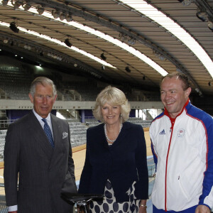 Le prince de Galles Charles (à gauche) accompagné de son épouse la duchesse de Cornouailles et de Barney Storey, un paralympien médaillé d'or aux Jeux de Pékin 2008, posent pour des photos lors d'une visite au Vélodrome du Parc olympique, dans l'est de Londres, au Royaume-Uni, le 13 juin 2012. Photo par Lefteris Pitarakis/PA Photos/ABACAPRESS.COM