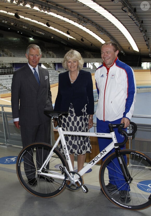 Le prince de Galles Charles (à gauche) accompagné de son épouse la duchesse de Cornouailles et de Barney Storey, un paralympien médaillé d'or aux Jeux de Pékin 2008, posent pour des photos lors d'une visite au Vélodrome du Parc olympique, dans l'est de Londres, au Royaume-Uni, le 13 juin 2012. Photo par Lefteris Pitarakis/PA Photos/ABACAPRESS.COM