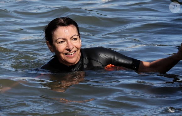 JO 2024: La maire de Paris, Anne Hidalgo s'est baignée dans la Seine à Paris le 17 juillet 2024. © Stéphane Lemouton/Bestimage 