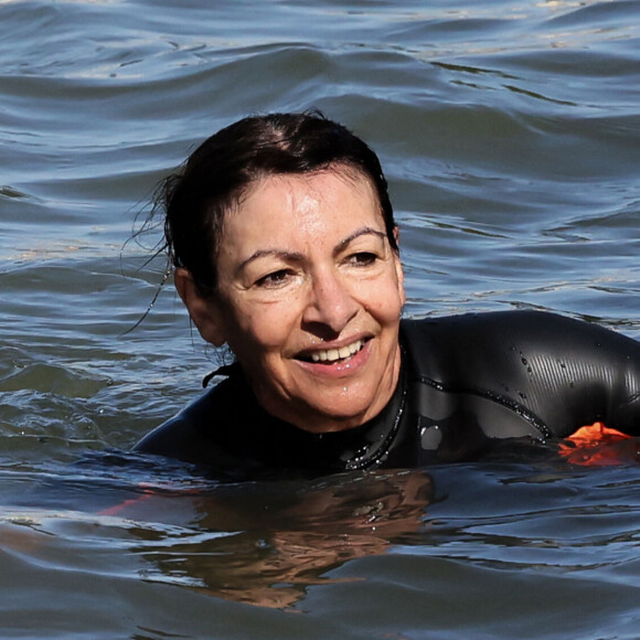 JO 2024: La maire de Paris, Anne Hidalgo s'est baignée dans la Seine à Paris le 17 juillet 2024. © Stéphane Lemouton/Bestimage 