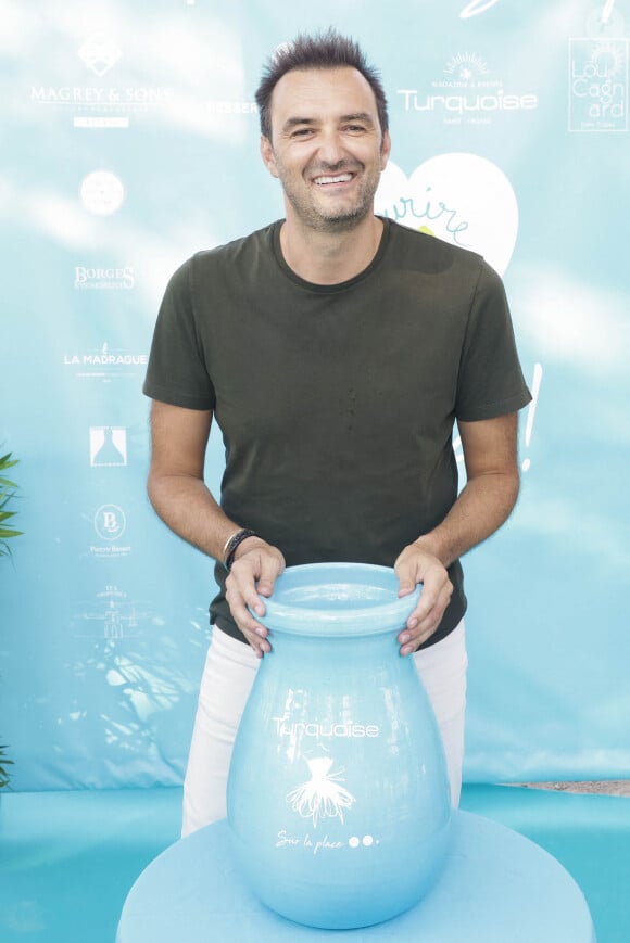 Cyril Lignac lors d'un tournoi de pétanque place des Lices organisé par le magazine Turquoise pour l'association Sourire à la vie à Saint-Tropez le 10 août 2022. © Jack Tribeca / Bestimage