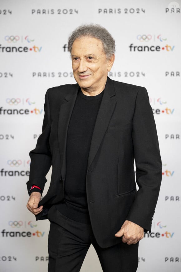 Vient de déclarer Michel Drucker ce jeudi au micro d'Europe 1
Michel Drucker lors de la présentation des journalistes et chroniqueurs de France Télévisions pour les Jeux Olympiques 2024 au musée de l'Homme à Paris, le 11 juin 2024. © Pierre Perusseau / Bestimage 