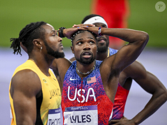 "Je voulais courir. On m'a dit que c'était possible, donc je me suis juste tenu à l'écart des autres et j'ai pris tour après tour", a expliqué Noah Lyles après la course
 
Noah Lyles et Thompson - Célébrités assistent à la finale homme du 100m au Stade de France lors des Jeux Olympiques de Paris 2024 (JO) le 4 aout 2024. © Perusseau-Jacovides/Bestimage