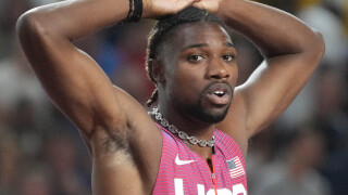 Noah Lyles évacué en fauteuil roulant : la star des JO de Paris décroche une médaille malgré une maladie infectieuse