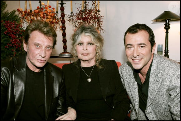 Brigitte Bardot, Bernard Montiel et Johnny Hallyday au Noël des animaux SPA 2004 à Levallois Perret.