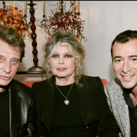 Brigitte Bardot, Bernard Montiel et Johnny Hallyday au Noël des animaux SPA 2004 à Levallois Perret.