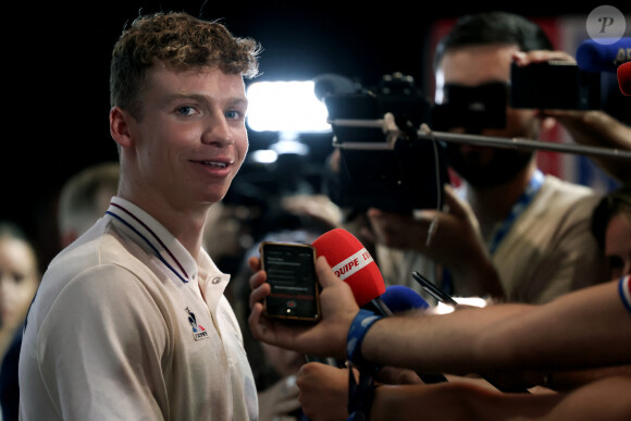 Léon Marchand a eu un très beau geste envers Lucas puisqu'il a passé l'une de ses médailles d'or autour de son cou
 
Léon Marchand, multi médaillé en natation, rencontre le public au Club France à la Grande Halle de La Villette, Paris, lors des Jeux Olympiques Paris 2024, le 5 août 2024. © Stéphane Lemouton / Bestimage