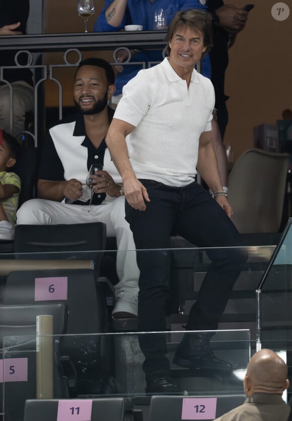 Tom Cruise assiste aux épreuves de gymnastique avec Simone Biles des USA lors des Jeux Olympiques 2024 (JO 2024) à Paris le 28 juillet 2024