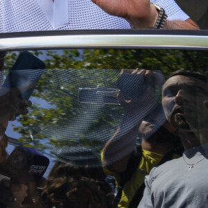 Tom Cruise salue des fans à la sortie d'une competition de gymnastique lors des Jeux Olympiques 2024 (JO 2024) à Paris