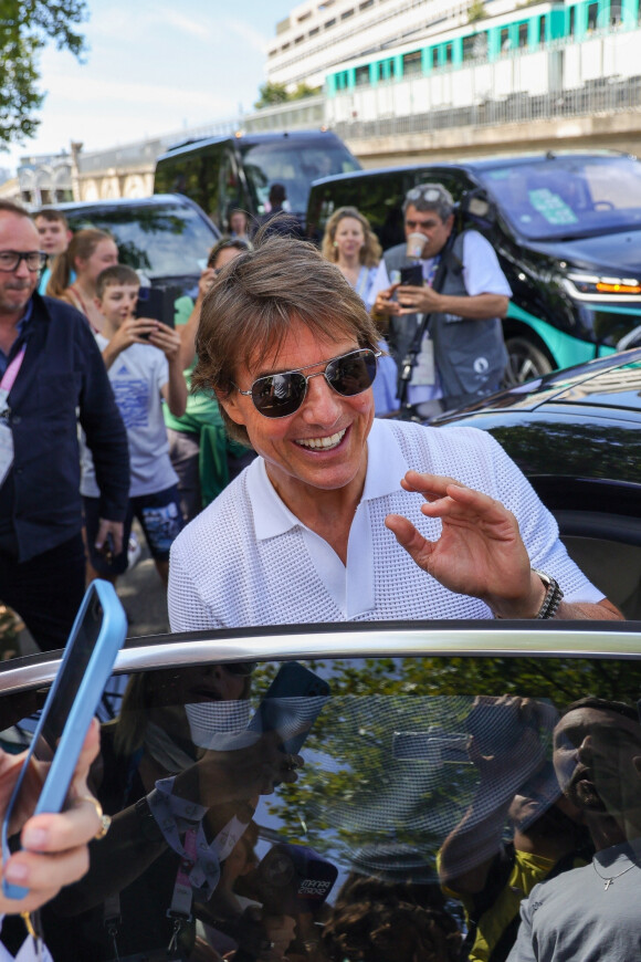 Tom Cruise salue des fans à la sortie d'une competition de gymnastique lors des Jeux Olympiques 2024 (JO 2024) à Paris