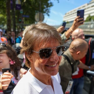 Venu en France notamment pour assister aux épreuves de gymnastique, 
Tom Cruise salue des fans à la sortie d'une competition de gymnastique lors des Jeux Olympiques 2024 (JO 2024) à Paris