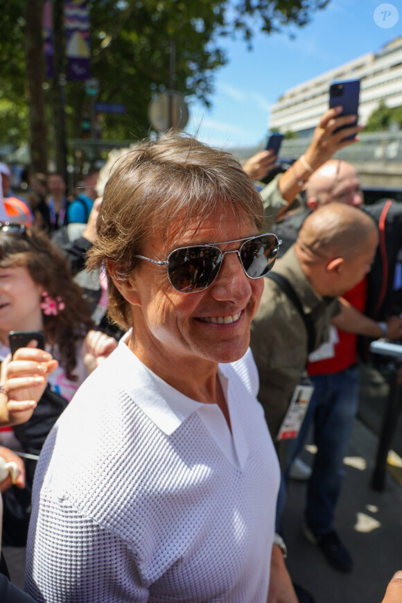 Venu en France notamment pour assister aux épreuves de gymnastique, 
Tom Cruise salue des fans à la sortie d'une competition de gymnastique lors des Jeux Olympiques 2024 (JO 2024) à Paris