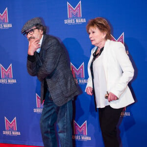 Gérard Hernandez et Marion Game prennent la pose lors d'un photocall du festival Séries Mania à Lille, le 30 mars 2019. Julie Sebadelha/ABACAPRESS.COM