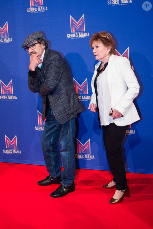 Gérard Hernandez et Marion Game prennent la pose lors d'un photocall du festival Séries Mania à Lille, le 30 mars 2019. Julie Sebadelha/ABACAPRESS.COM