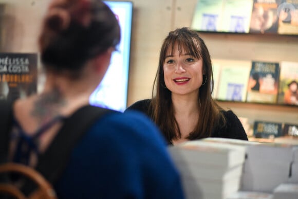 Revenant sur sa première grossesse, elle ajoute : "Lorsque j'ai vécu mon premier post-partum, j'alternais entre un état d'émerveillement et des moments, notamment la nuit, où j'éprouvais la solitude"
Melissa Da Costa au Festival du Livre de Paris 2023 au Grand Palais Éphémère le 23 avril 2023. © Lionel Urman / Panoramic / Bestimage 