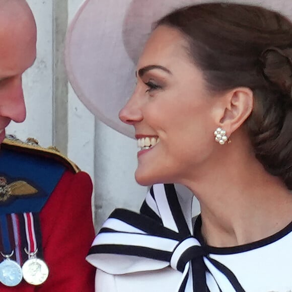  "Il est d'autant plus révélateur que ce soit Kate qui prenne les devants dans ce clip, comme elle le faisait souvent avant sa maladie.
Le prince William, prince de Galles, Catherine Kate Middleton, princesse de Galles au balcon du Palais de Buckingham lors de la parade militaire "Trooping the Colour" à Londres le 15 juin 2024