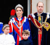 D'après Judi James, il est clair qu'il "se consacre entièrement à son temps libre" avec sa femme et leurs enfants
Kate et William, prince et princesse de Galles avec leurs enfants Louis et Charlotte sur le balcon royal