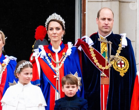 D'après Judi James, il est clair qu'il "se consacre entièrement à son temps libre" avec sa femme et leurs enfants
Kate et William, prince et princesse de Galles avec leurs enfants Louis et Charlotte sur le balcon royal