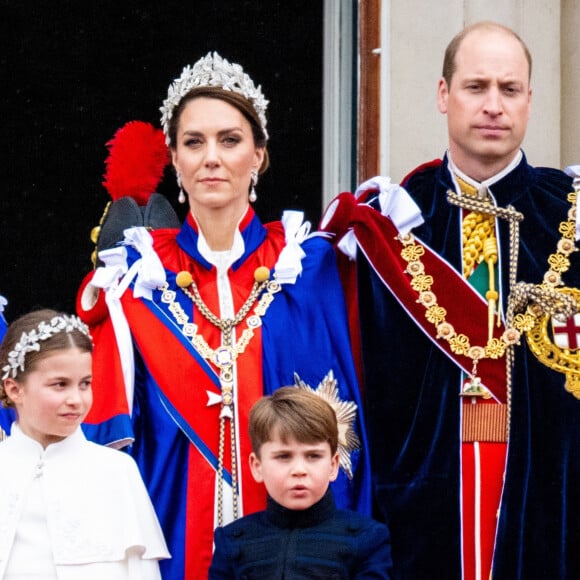 D'après Judi James, il est clair qu'il "se consacre entièrement à son temps libre" avec sa femme et leurs enfants
Kate et William, prince et princesse de Galles avec leurs enfants Louis et Charlotte sur le balcon royal