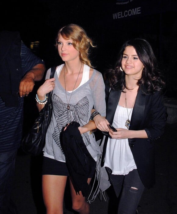 Selena Gomez et Taylor Swift arrivent dans un bowling, à Los Angeles...  Cette dernière y croisera Cory Monteith de qui elle ne cessera de se  rapprocher au fil de la soirée.