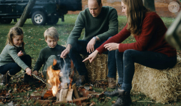 Kate et William y passe beaucoup de temps, ils y ont accueilli le prince George et la princesse Charlotte et toute la famille y a vécu lors du covid.
Le prince William et la princesse Kate Middleton avec leurs enfants, le prince George de Cambridge et la princesse Charlotte de Cambridge dans le Norfolk et dans leur résidence de Anmer Hall.