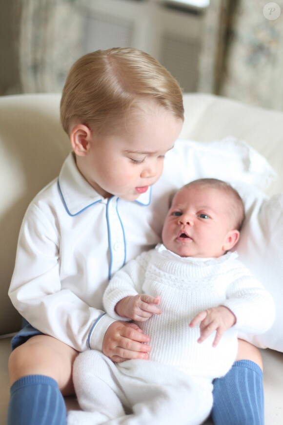 Les premières photos de la princesse Charlotte (alors âgée de deux semaines) avec son frère George de Cambridge, photographiés mi-mai 2015 par leur mère Kate Catherine Middleton, dans leur maison de campagne Anmer Hall à Norfolk