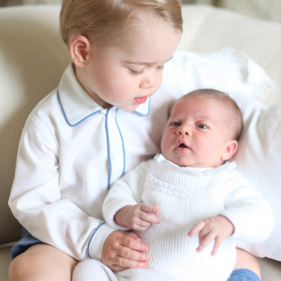 Les premières photos de la princesse Charlotte (alors âgée de deux semaines) avec son frère George de Cambridge, photographiés mi-mai 2015 par leur mère Kate Catherine Middleton, dans leur maison de campagne Anmer Hall à Norfolk