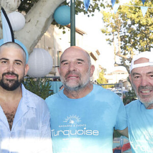 À ses côtés, de nombreuses personnalités comme l'humoriste et animateur Vincent Moscato et l'acteur Philippe Corti
Artus, Vincent Moscato, Philippe Corti à la Pétanque Turquoise sur la Place des Lices à Saint-Tropez, au profit de l'association "Soleil d'Enfance", le 11 août 2024 