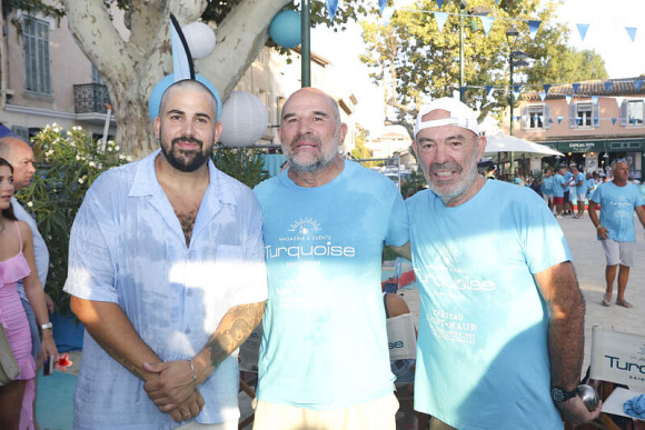 À ses côtés, de nombreuses personnalités comme l'humoriste et animateur Vincent Moscato et l'acteur Philippe Corti
Artus, Vincent Moscato, Philippe Corti à la Pétanque Turquoise sur la Place des Lices à Saint-Tropez, au profit de l'association "Soleil d'Enfance", le 11 août 2024 