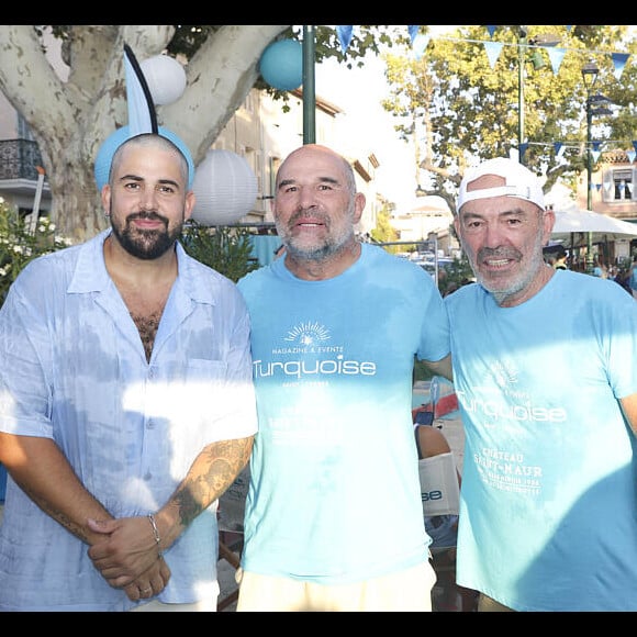 À ses côtés, de nombreuses personnalités comme l'humoriste et animateur Vincent Moscato et l'acteur Philippe Corti
Artus, Vincent Moscato, Philippe Corti à la Pétanque Turquoise sur la Place des Lices à Saint-Tropez, au profit de l'association "Soleil d'Enfance", le 11 août 2024 