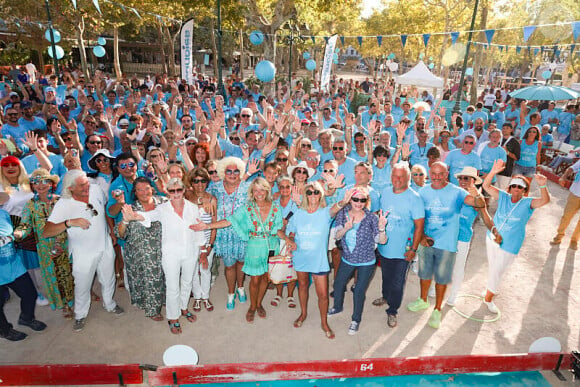 Les participants de la Pétanque Turquoise sur la Place des Lices à Saint-Tropez, au profit de l'association "Soleil d'Enfance", le 11 août 2024