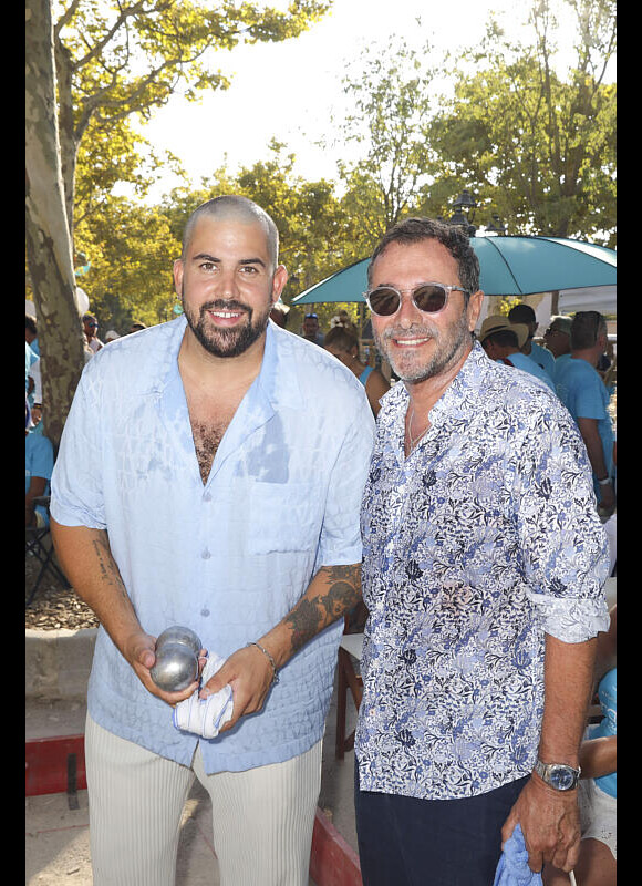 Artus et Bernard Montiel à la Pétanque Turquoise sur la Place des Lices à Saint-Tropez, au profit de l'association "Soleil d'Enfance", le 11 août 2024