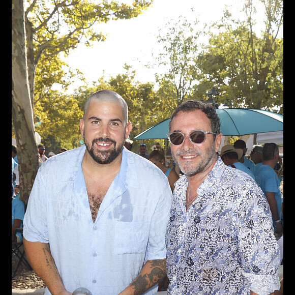 Artus et Bernard Montiel à la Pétanque Turquoise sur la Place des Lices à Saint-Tropez, au profit de l'association "Soleil d'Enfance", le 11 août 2024